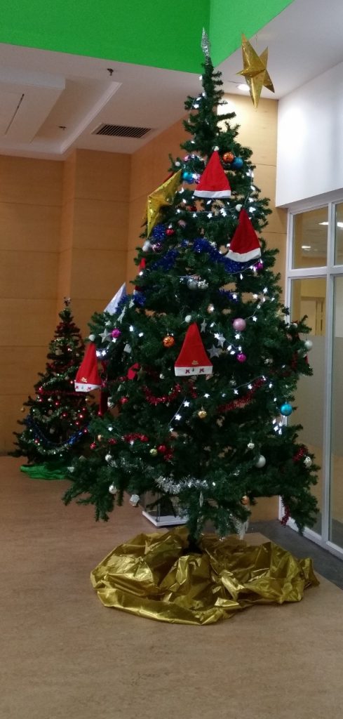 Sapin dans le hall d'accueil