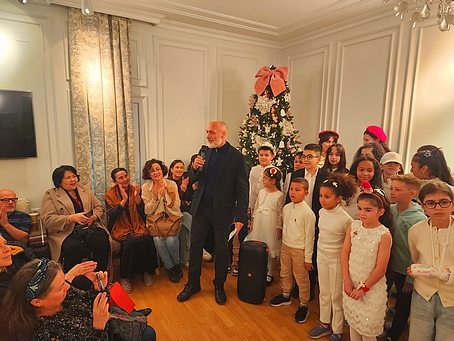 Présentation de la chorale de l'IFT et de l'école MLF Bouygues par M. Vincent LORENZINI, directeur de l'IFT.