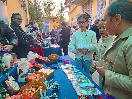 Nos jeunes choristes achèvent leur visite par quelques emplettes au marché de Noël de l'IFT.
