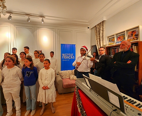 Ayna Shirova et ses amis musiciens accompagnent les jeunes choristes.