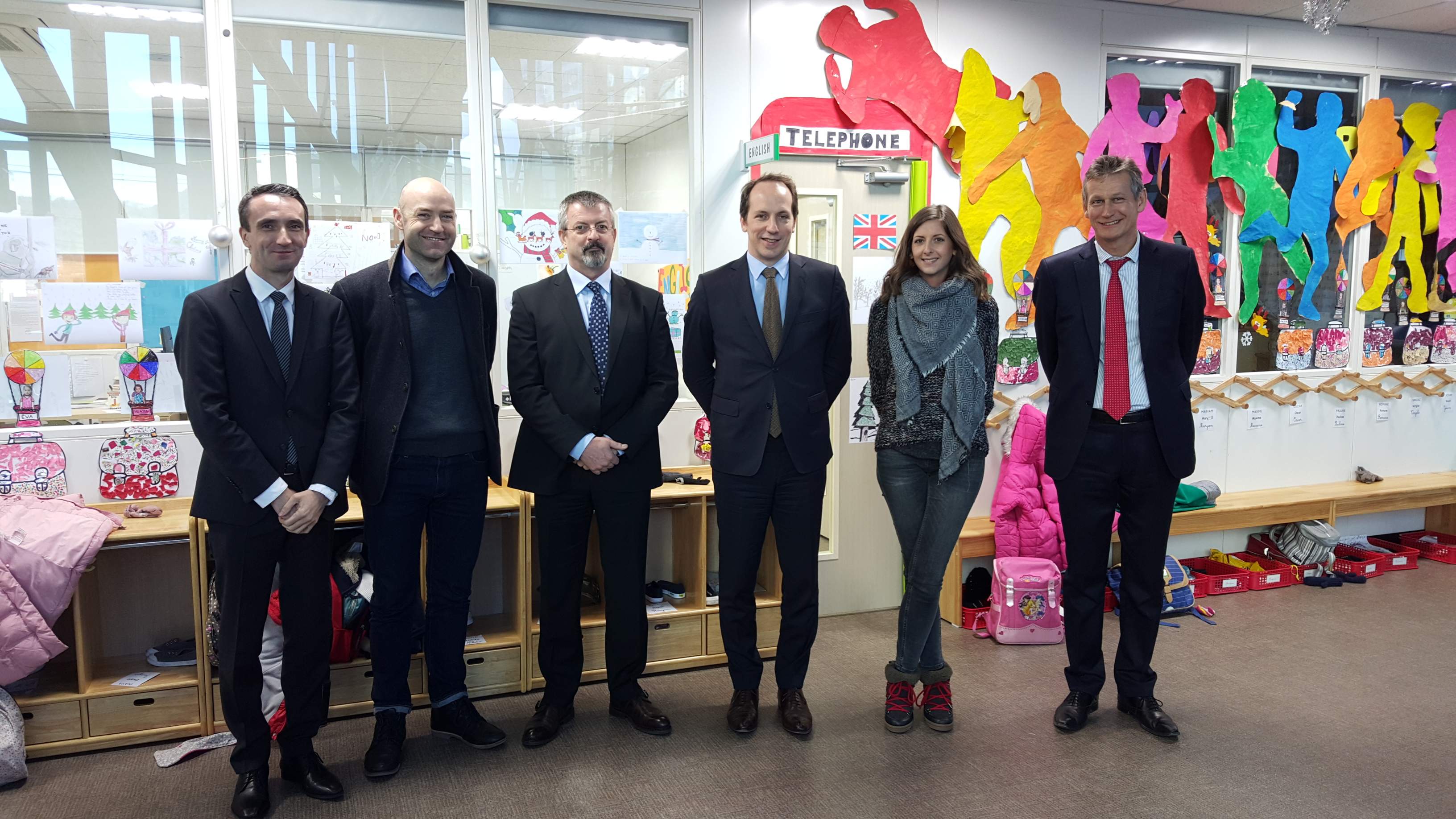 Devant la maternelle