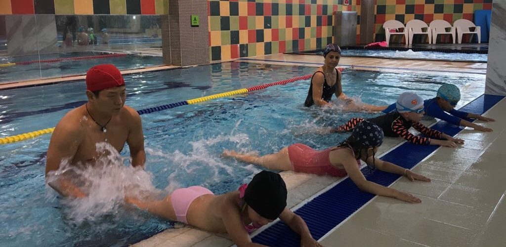 Gros seins version complète adolescence Tits Dans La Piscine